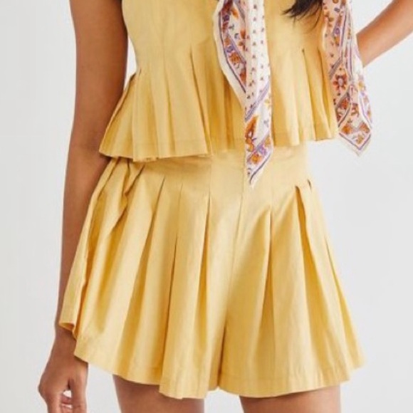 Free People Pleated Yellow Flowy Shorts 100% Cotton Women’s Size Small - Picture 1 of 7